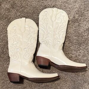 Elegant White Western Boots